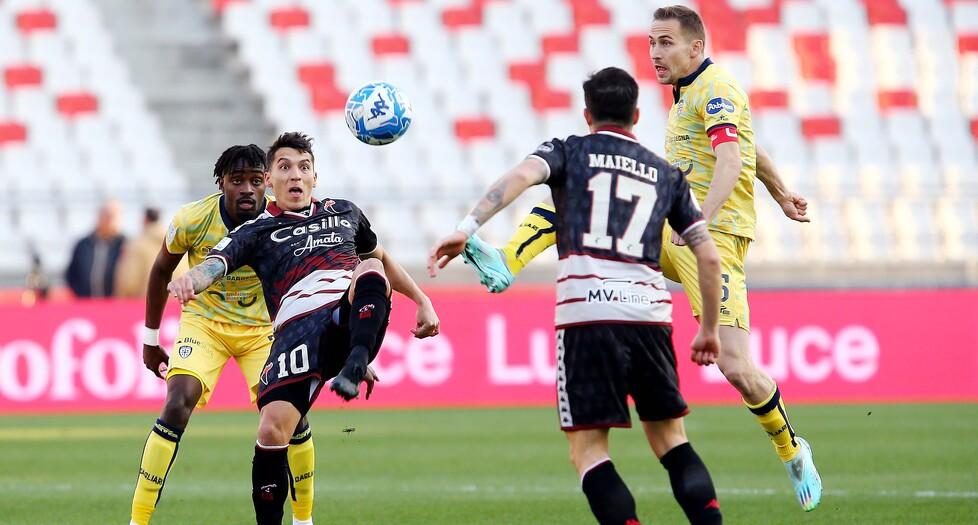 Marko Rog in azione contro il Bari