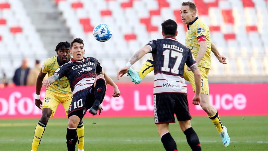 Marko Rog in azione contro il Bari