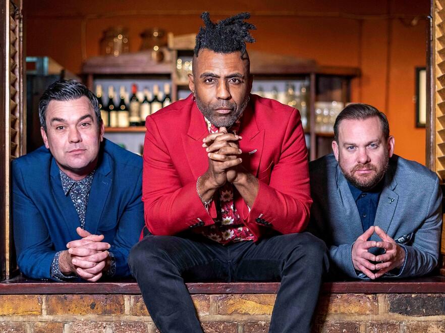 Il cantante e compositore Omar Lye-Fook assieme ai QCBA, ovvero Quentin Collins alla tromba e Brandon Allen al sassofono