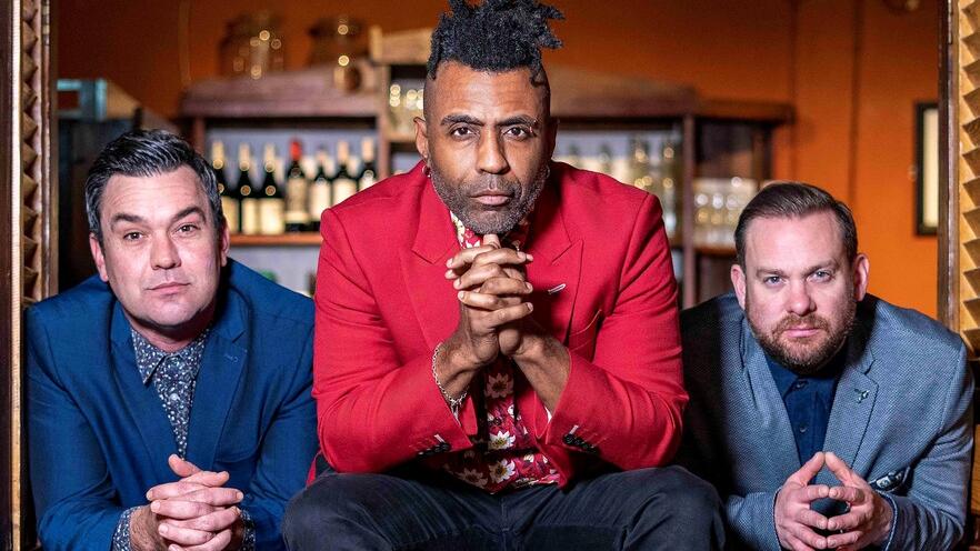 Il cantante e compositore Omar Lye-Fook assieme ai QCBA, ovvero Quentin Collins alla tromba e Brandon Allen al sassofono