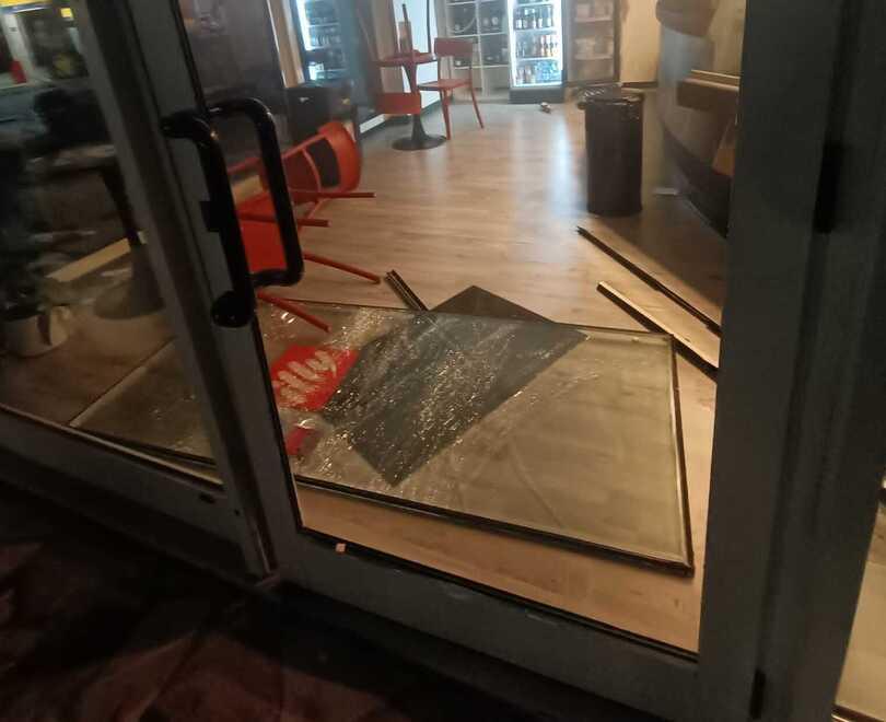 L’entrata messa ko dai ladri per entrare nel bar