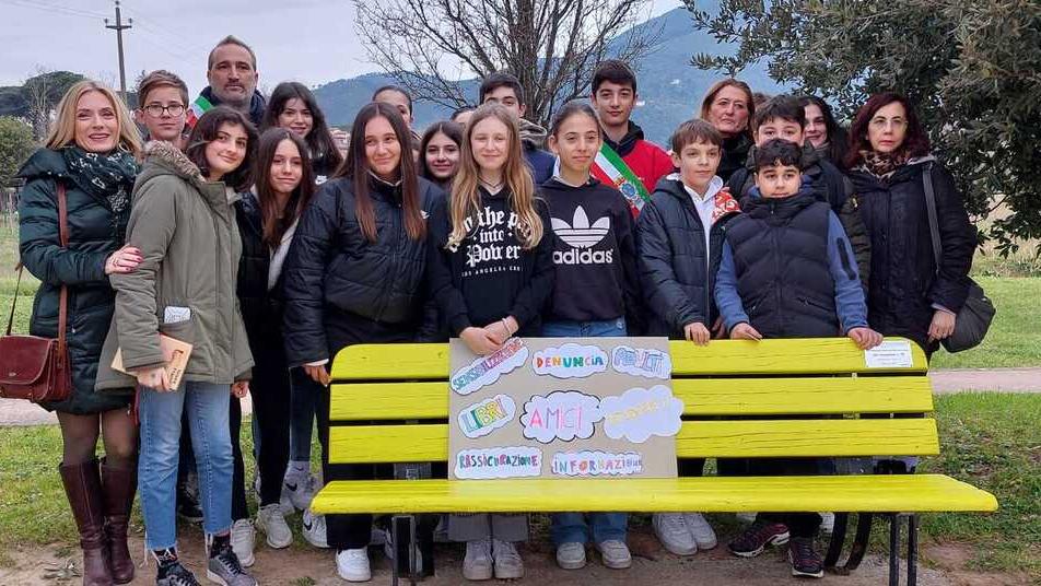 Una panchina gialla di nome Gina per sensibilizzare ragazzi e adulti