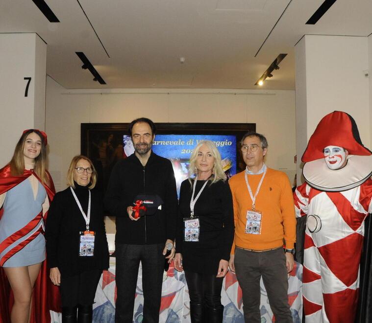 Da Viani ai carristi l’omaggio alla città di Neri Marcorè: «L’arte abita qui»