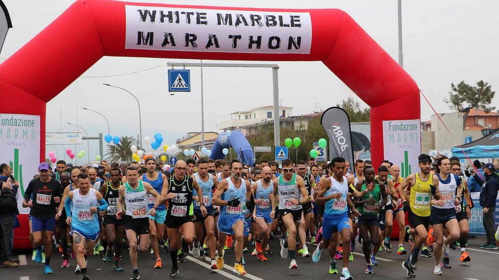 La maratona di Carrara è un successo: 1.300 atleti da tutto il mondo.