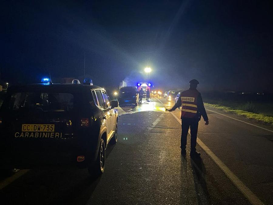Sfonda con l’auto il recinto di casa della fidanzata e aggredisce i carabinieri: arrestato