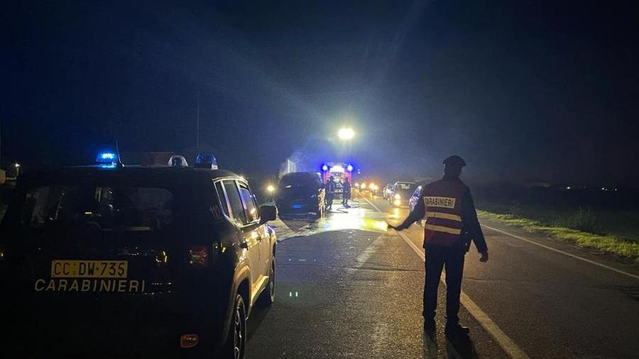 Sfonda con l’auto il recinto di casa della fidanzata e aggredisce i carabinieri: arrestato