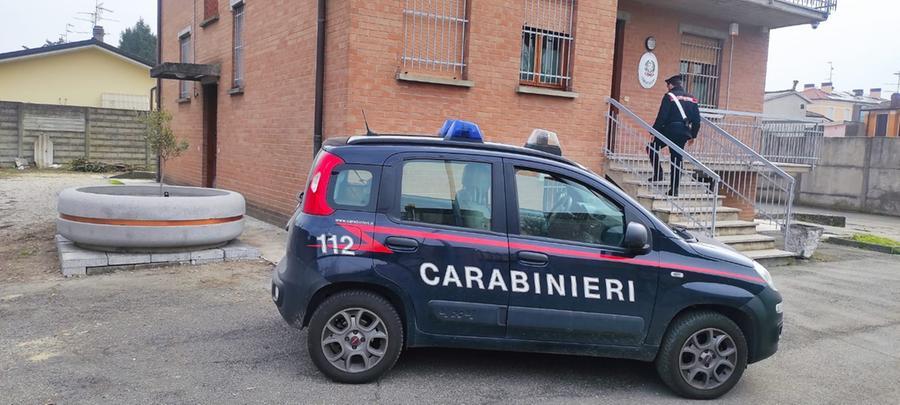 Cerca di sfondare la recinzione di casa della fidanzata e aggredisce i carabinieri
