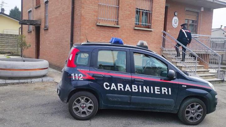 Cerca di sfondare la recinzione di casa della fidanzata e aggredisce i carabinieri