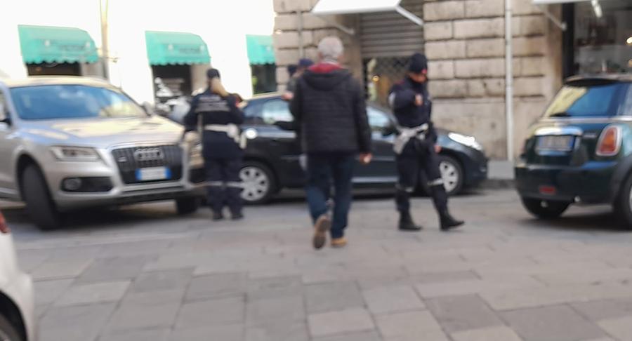 
	La polizia municipale sul posto dopo l'incidente

