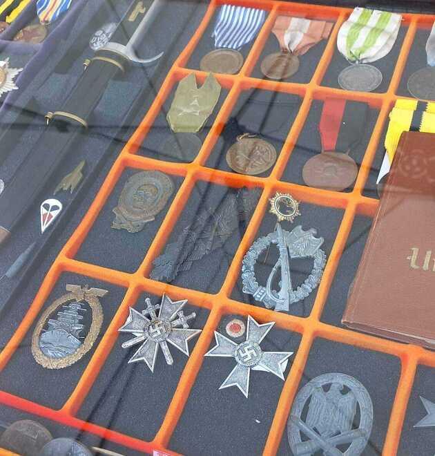 In vendita gadget nazi-fascisti a due passi dalla statua di Lenin