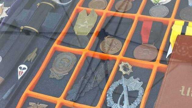 In vendita gadget nazi-fascisti a due passi dalla statua di Lenin