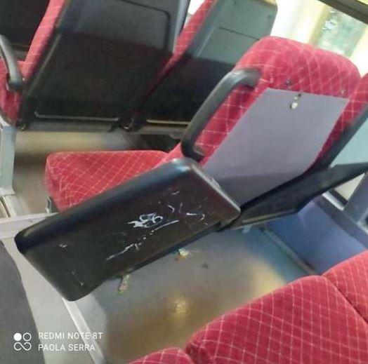 Scommettono cinque euro per prendere a sassate i mezzi