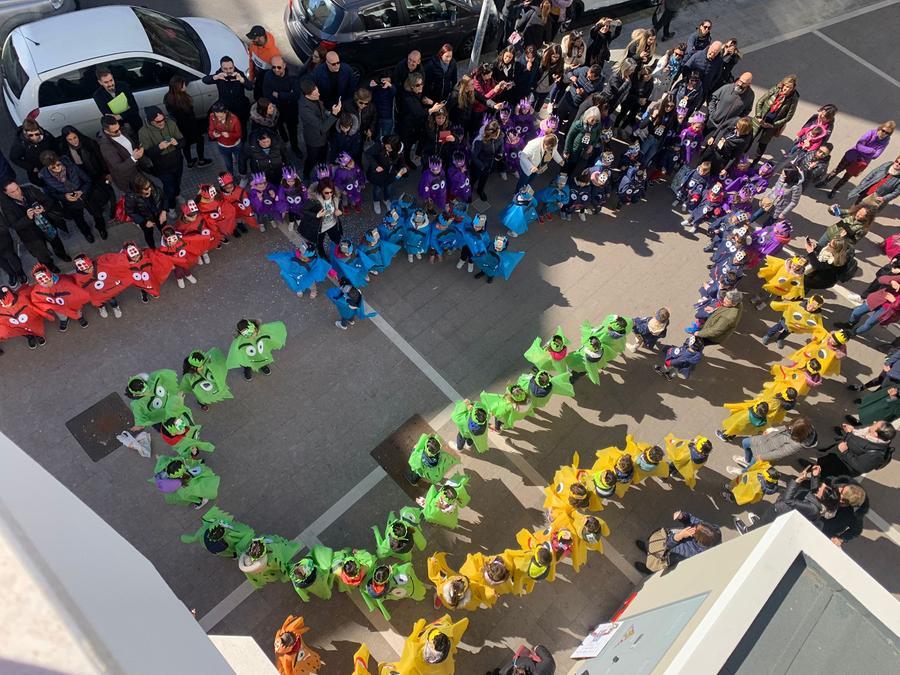 Sassari, i bimbi di via Marras sfilano con i colori delle emozioni