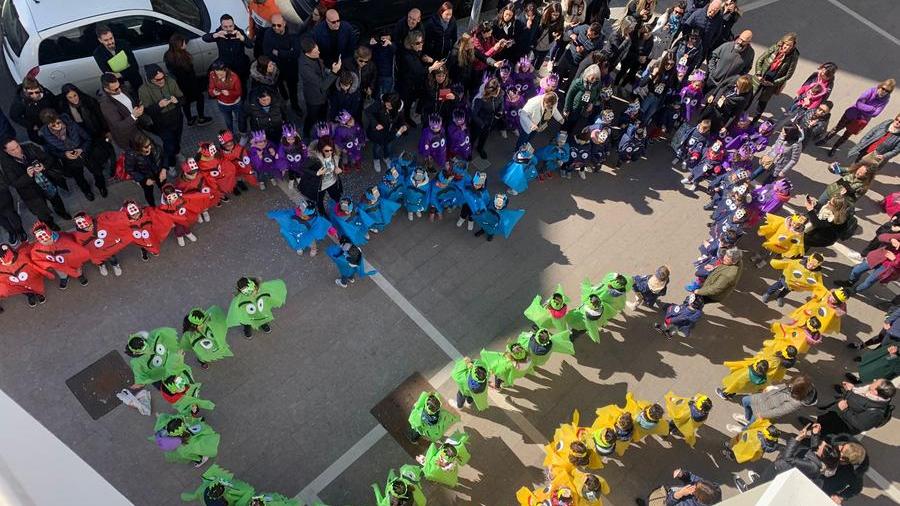 Sassari, i bimbi di via Marras sfilano con i colori delle emozioni