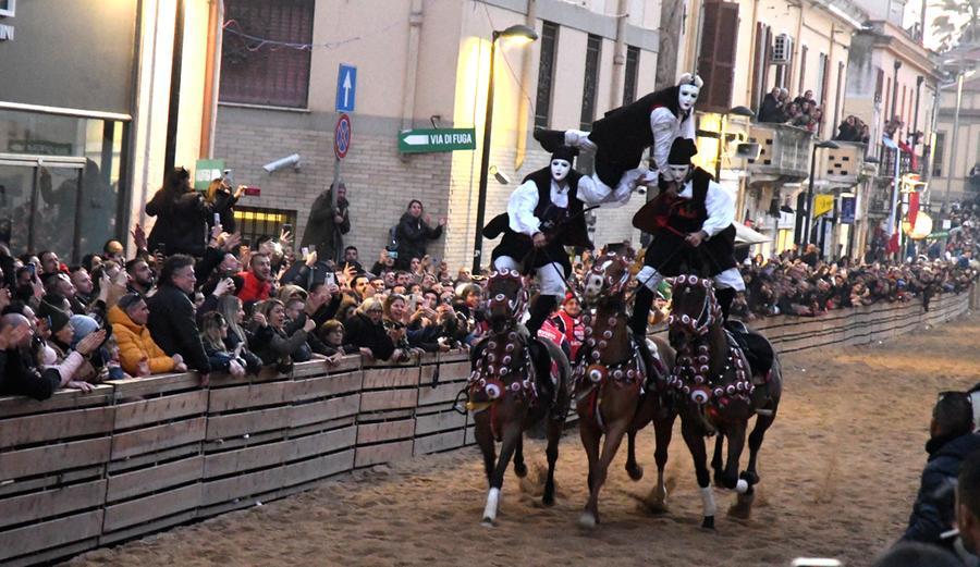 
	Uno splendido "ponte volante" &egrave; stata una delle poche evoluzioni riuscite alla corsa delle pariglie

