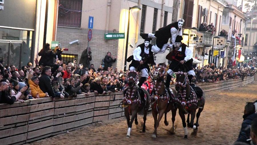 Uno splendido "ponte volante" è stata una delle poche evoluzioni riuscite alla corsa delle pariglie
