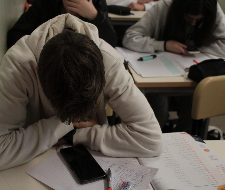 Riponi il telefono ed entra in classe