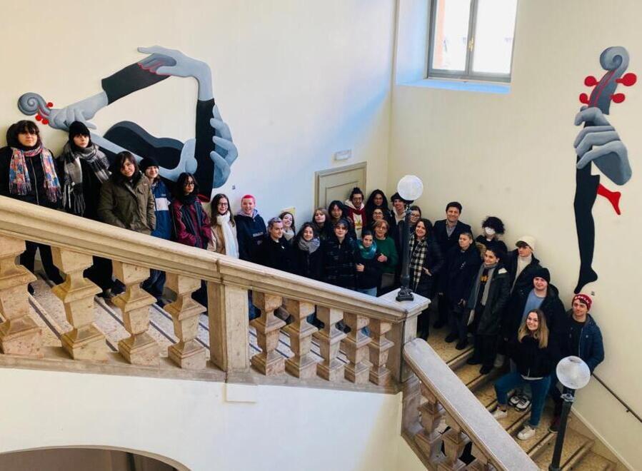 Metti la sera a teatro Gli studenti inventano il logo più seducente