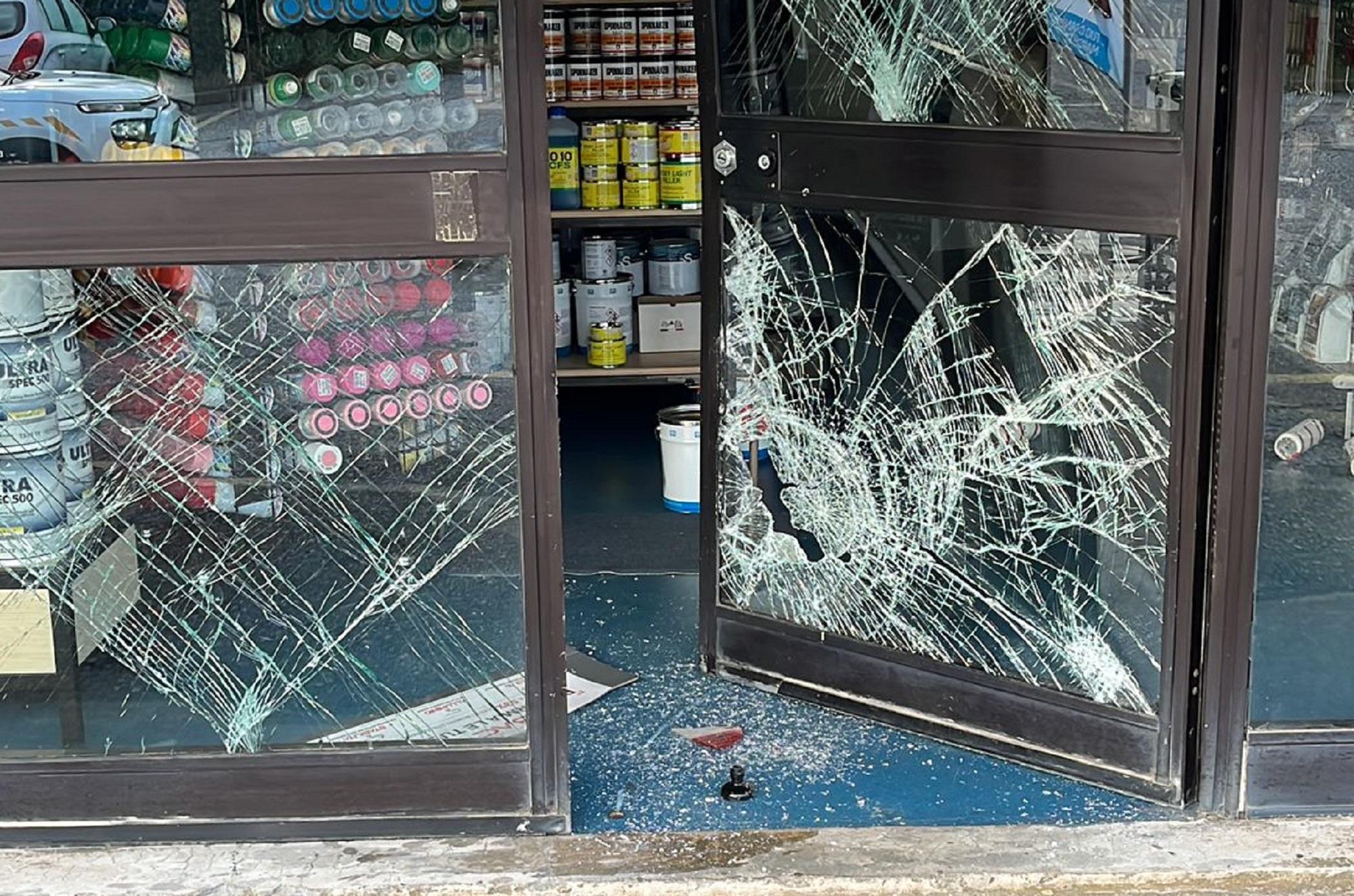 Col monovolume distrugge l'ingresso di Bonsignori Vernici: «Almeno 5.000 euro di danni»