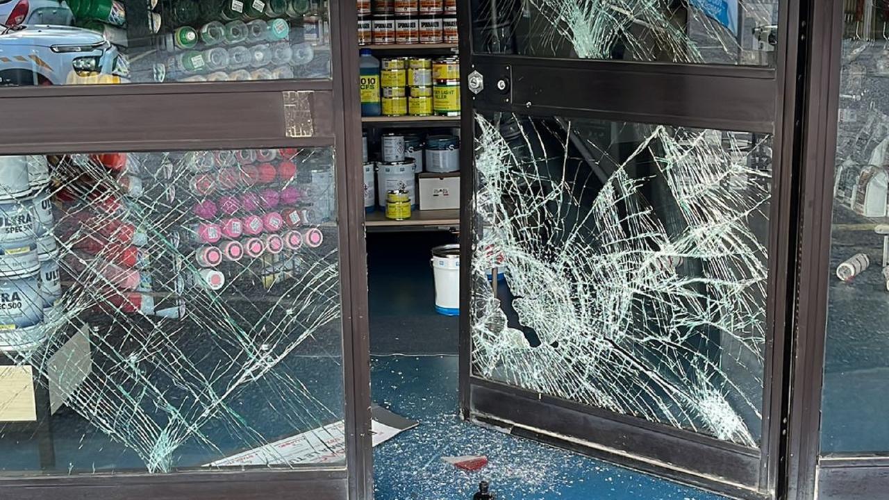 Col monovolume distrugge l'ingresso di Bonsignori Vernici: «Almeno 5.000 euro di danni»