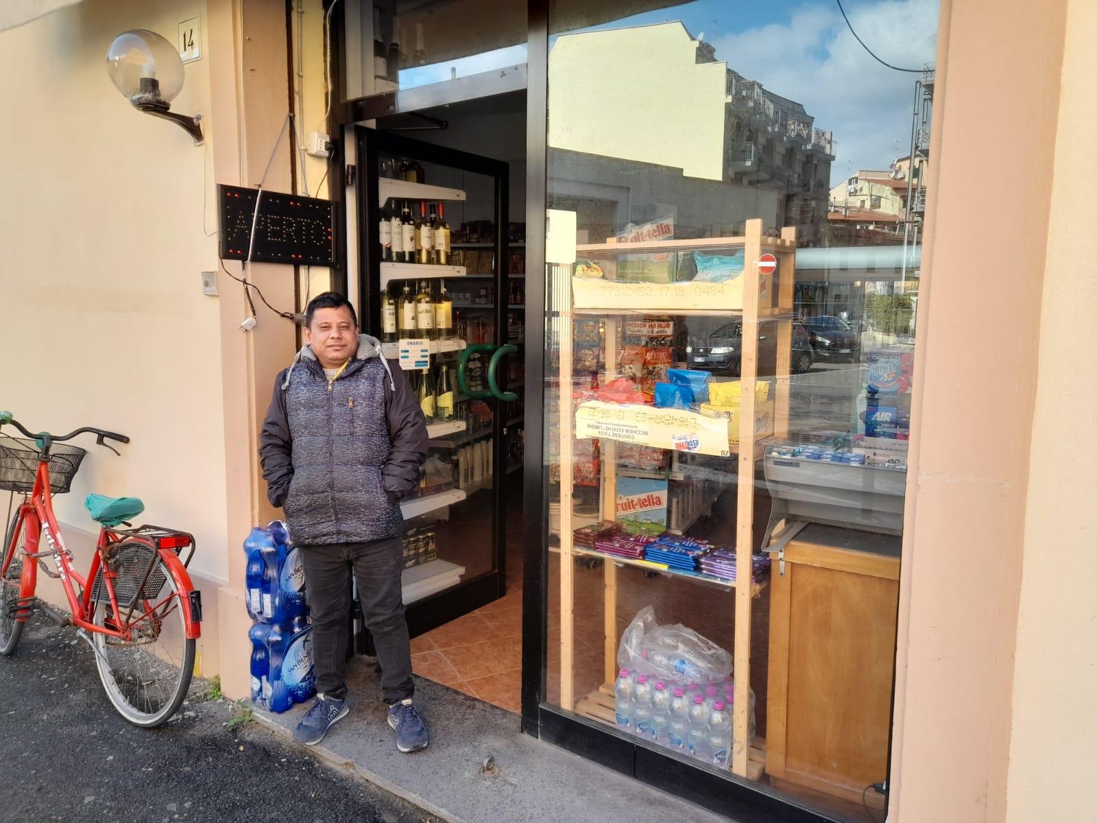 Il negoziante fuori dal suo minimarket di via Novelli