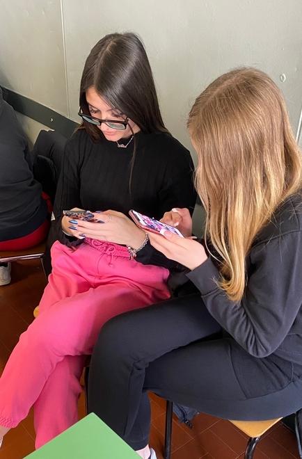 Le nuove tecnologie non proteggono dalle notizie fasulle, i giornali  in bilico fra la politica e la manipolazione