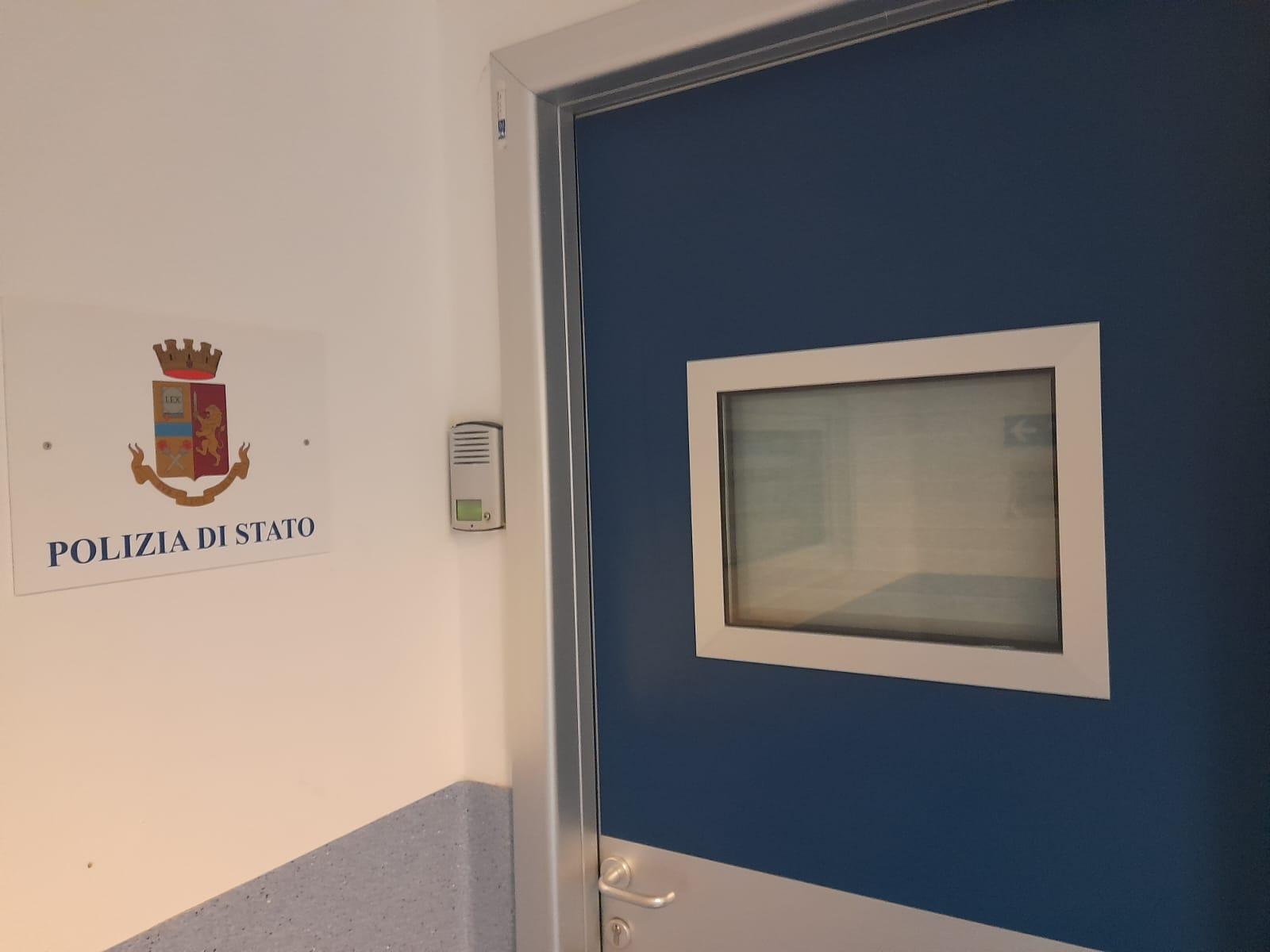 L'insegna della polizia di Stato riattaccata dopo il caos