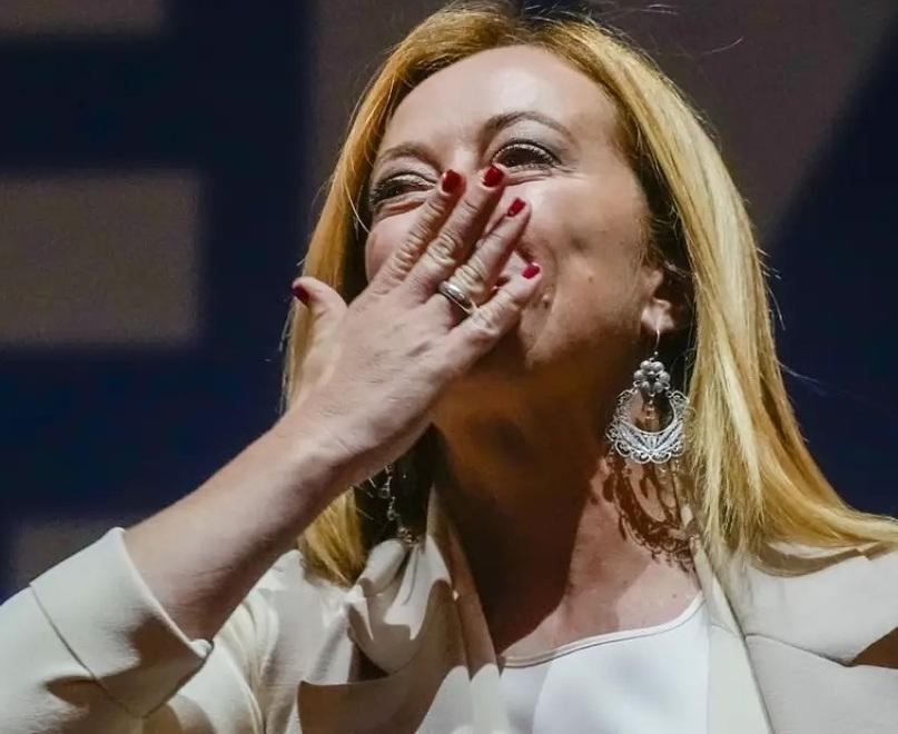 Pestaggio di Firenze, il silenzio di Meloni fa rumore. L'accusa degli avversari: «Così rischia di farsi complice»