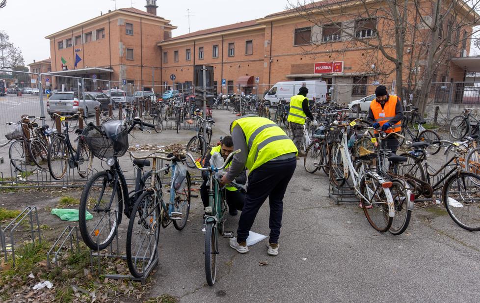 Ferrara. Già rimosse le prime biciclette. Al via i lavori per la velostazione