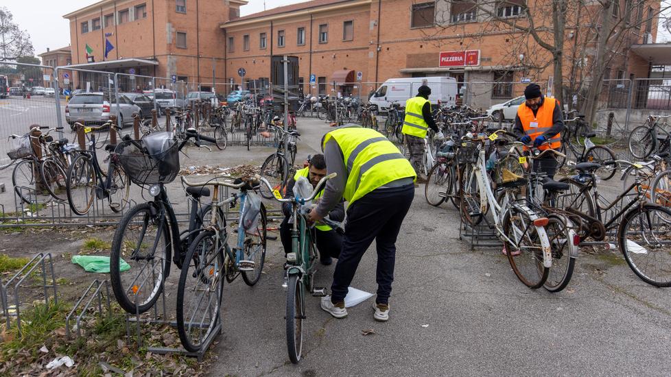 Ferrara. Già rimosse le prime biciclette. Al via i lavori per la velostazione
