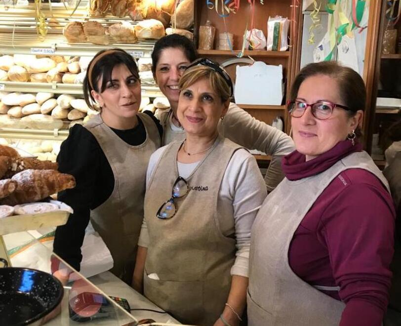 Un cartello accusa il Forno Conti: «Usano farina di grilli e cavallette», i titolari sporgono denuncia
