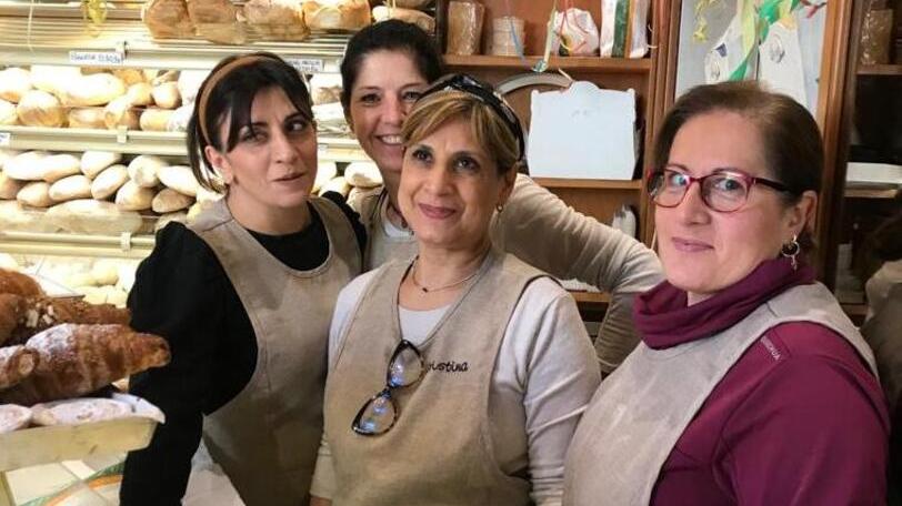 Un cartello accusa il Forno Conti: «Usano farina di grilli e cavallette», i titolari sporgono denuncia