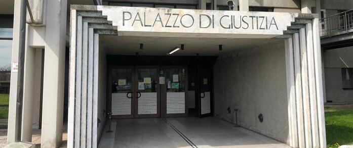 Si cala i pantaloni e mostra i genitali a una ventenne, poi litiga con il fratello di lei: deve pagare solo una multa