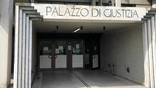 Si cala i pantaloni e mostra i genitali a una ventenne, poi litiga con il fratello di lei: deve pagare solo una multa