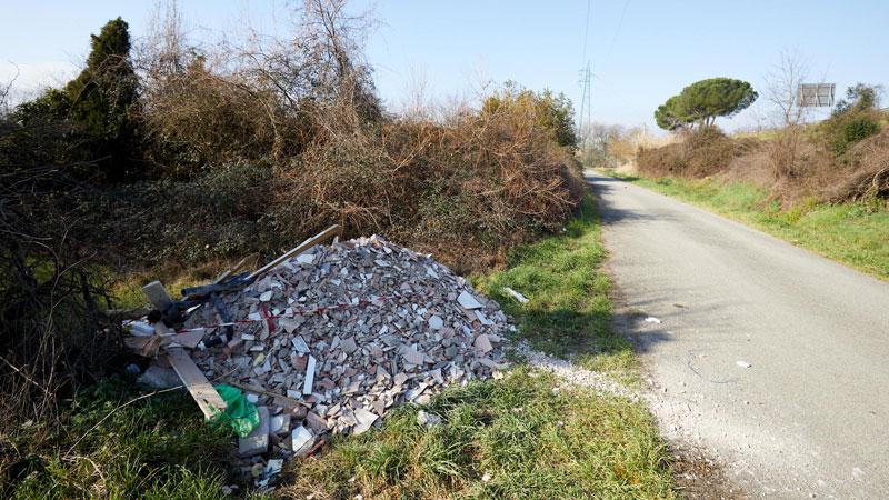 La rabbia dei residenti per una discarica abusiva a Ponzano: «Servono più controlli»
