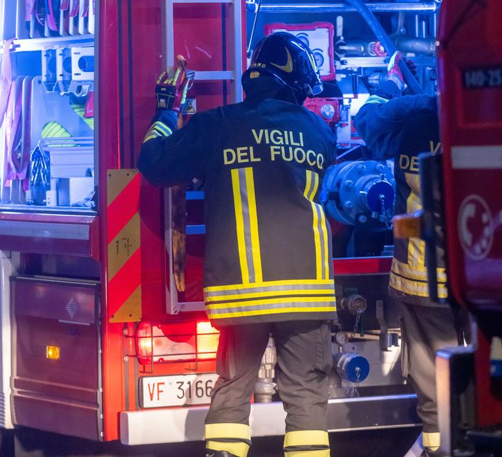 Dà fuoco al condominio dove vive anche lui e prova a fuggire: piromane trovato e arrestato