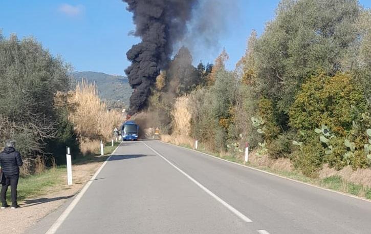 Tortolì, a fuoco un pullman dell’Arst: in salvo autista e passeggeri