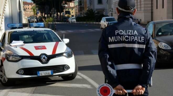 Multato per aver fatto pipì nel parco: «La maleducazione costerà 87 euro»