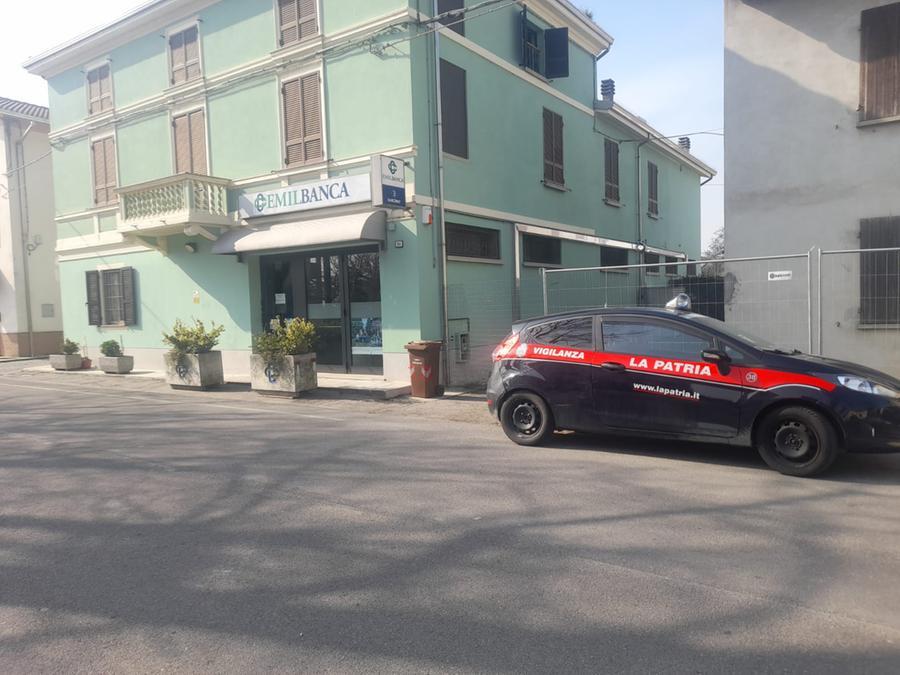 Brescello, assalto alla EmilBanca: i ladri rubano tremila euro