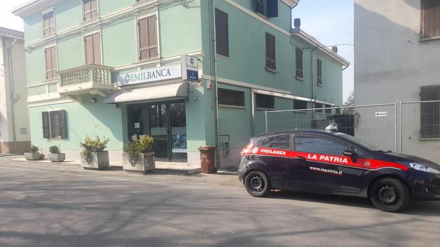 Brescello, assalto alla EmilBanca: i ladri rubano tremila euro
