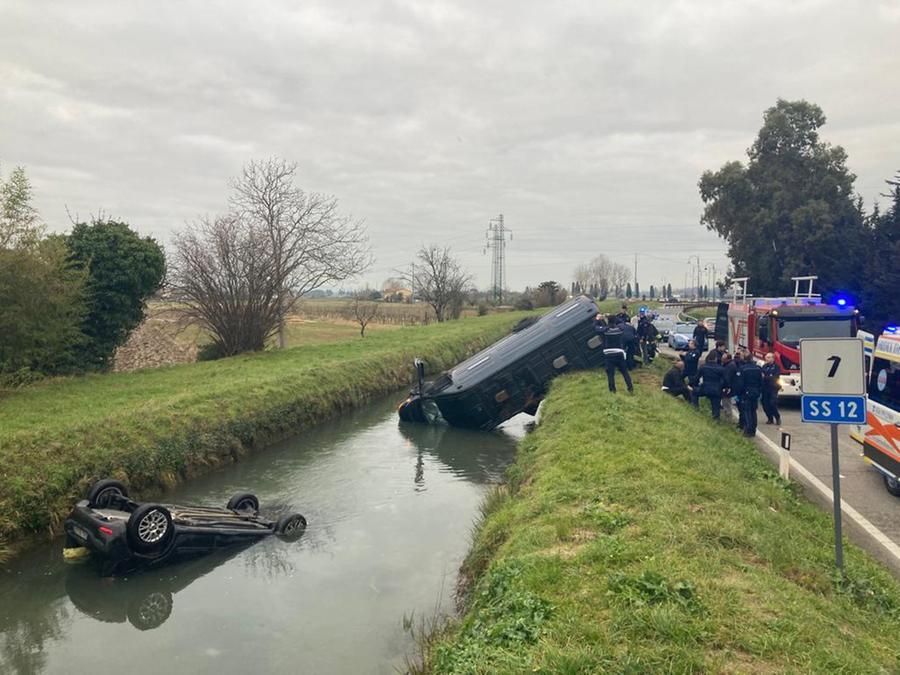 
	Le due auto finite nel canale al fianco di via del Brennero&nbsp;

