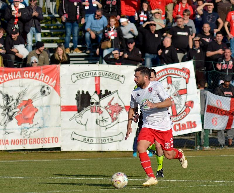 Il centrocampista biancorosso Lorenzo Pasciuti (1989) durante un’azione del derby di domenica scorsa. Sullo sfondo una parte dei tifosi del Grifone nel settore ospiti (foto Giancarlo Grassi
