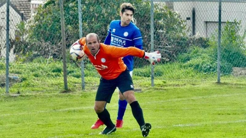 Il portiere 53enne para due rigori. «Il segreto? Mi alleno ogni giorno» 