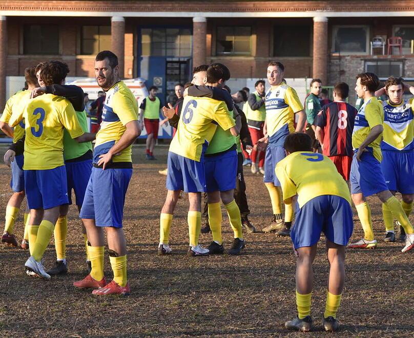 I giocatori del Piombino dopo il fischio finale nell’ultima gara disputata allo stadio Magona (foto di Paolo Barlettani)