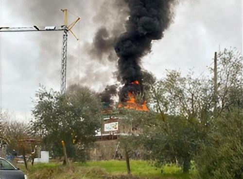 Fiamme in una casa in costruzione ad Arezzo: due operai in ospedale