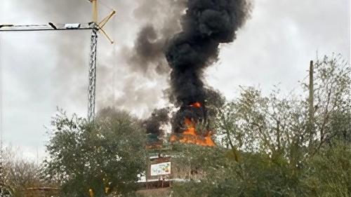Fiamme in una casa in costruzione ad Arezzo: due operai in ospedale