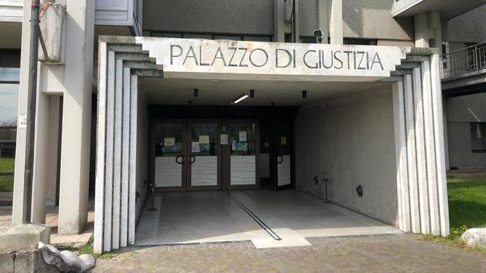 Massacrato di botte per un apprezzamento non gradito a una donna: due pesanti condanne