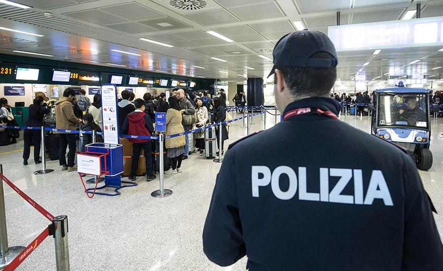 Tentano di salire sull’aereo con documenti falsi: denunciate due donne