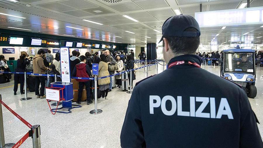 Tentano di salire sull’aereo con documenti falsi: denunciate due donne