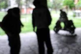 Invia un sms a un ragazzo, spedizione punitiva della fidanzata contro una 11enne